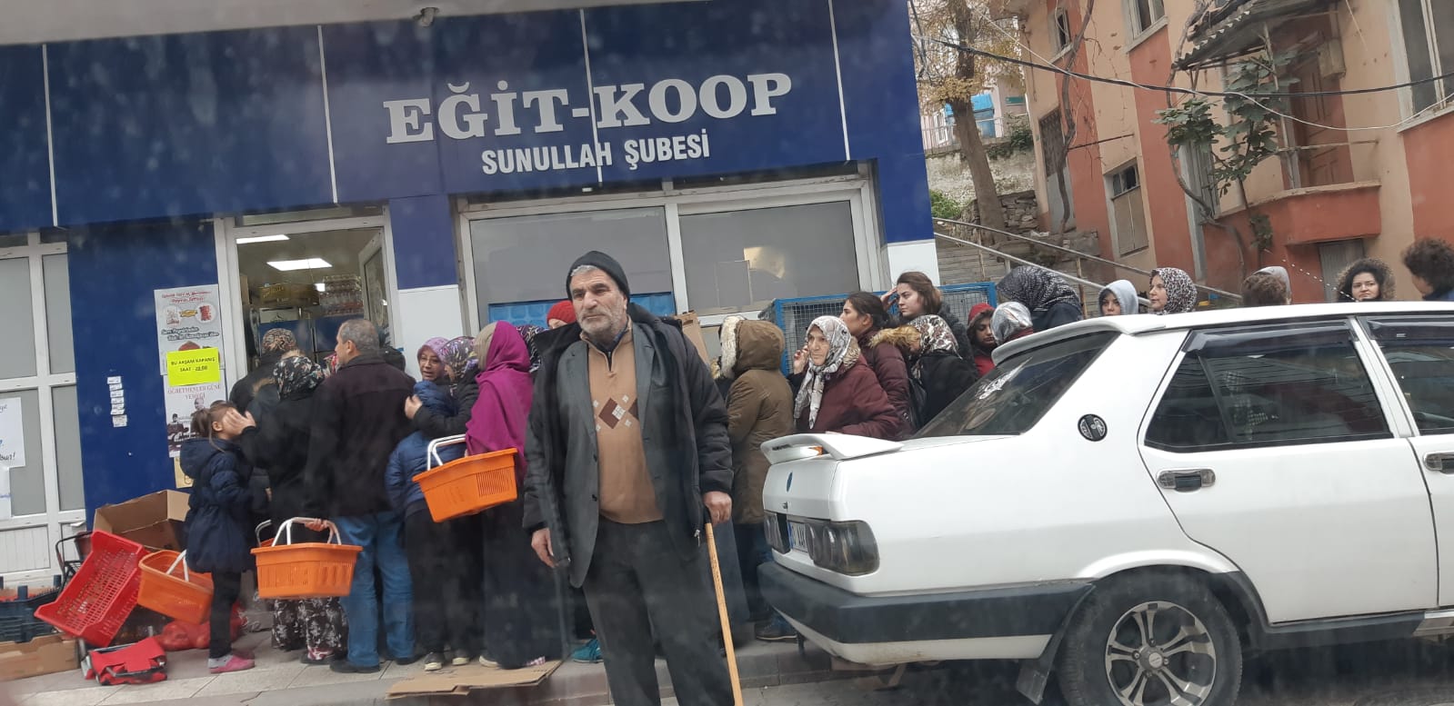 Bandırma’da 20’den fazla şubesi olan Eğitimciler Tüketim Kooperatifi marketlerinde 24