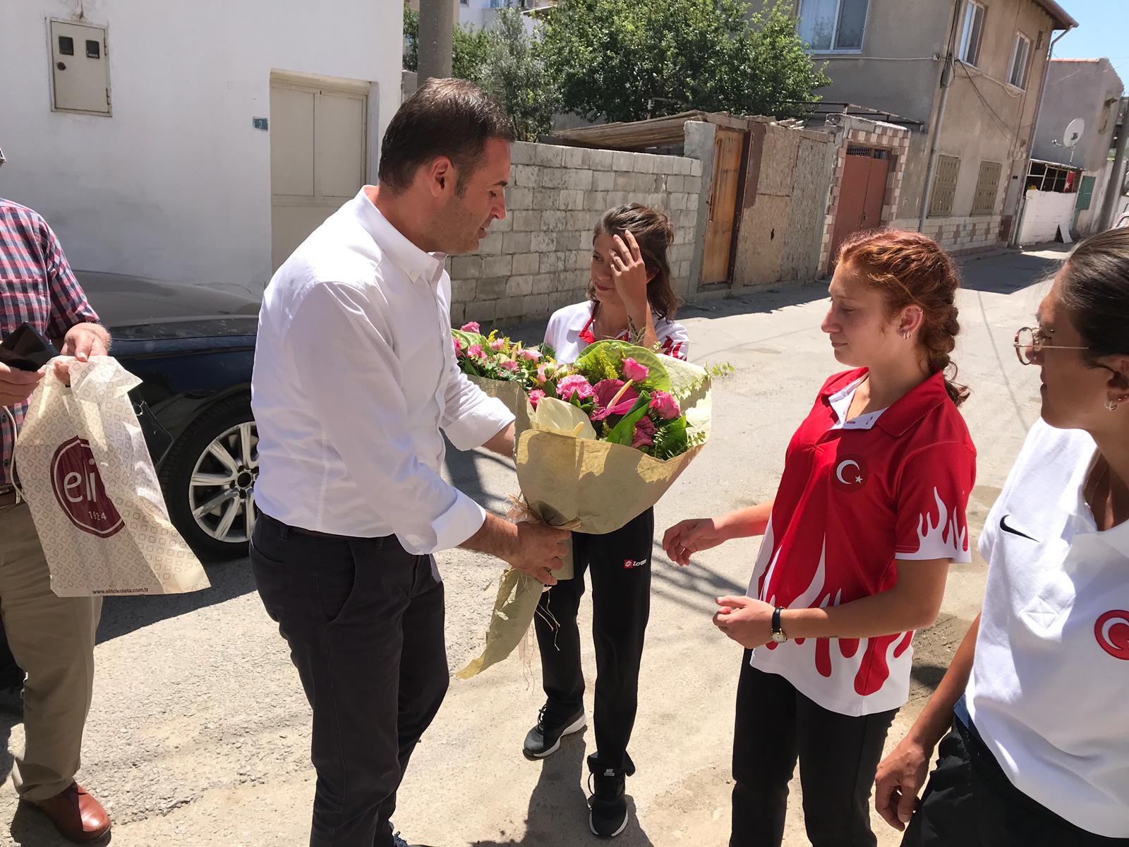 CHP’Lİ AKIN DÜNYA ŞAMPİYONU BURHANİYELİ ATLET MUHSİNE’Yİ KUTLADI ...