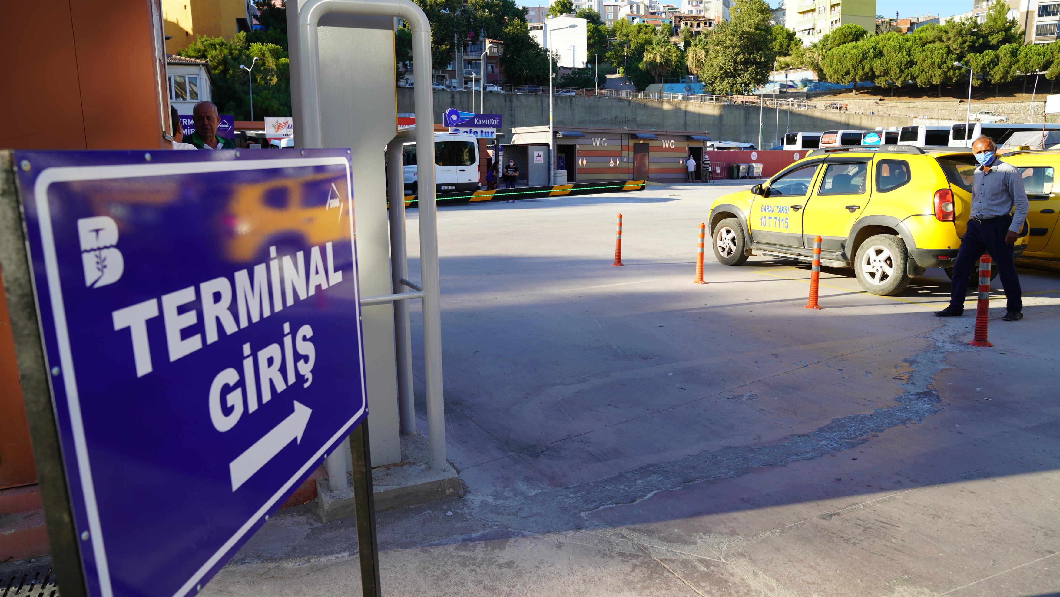 Balıkesir Büyükşehir Belediyesi, Erdek Limanı’na yanaşan gemilere yük taşıyan tırlar