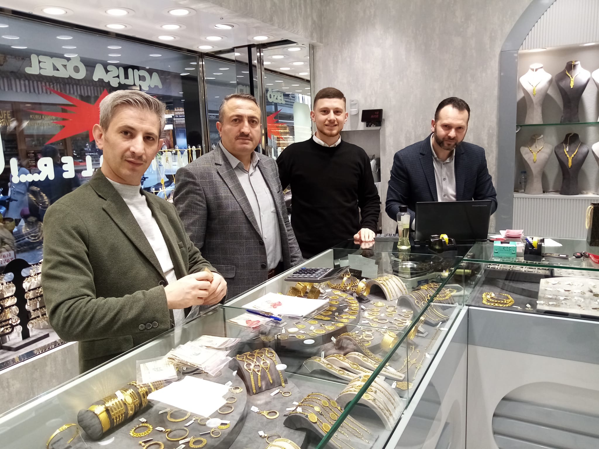 Bandırma’da yeni açılan Zirve Kuyumculuk’ta açılışa özel indirimler sizleri bekliyor.