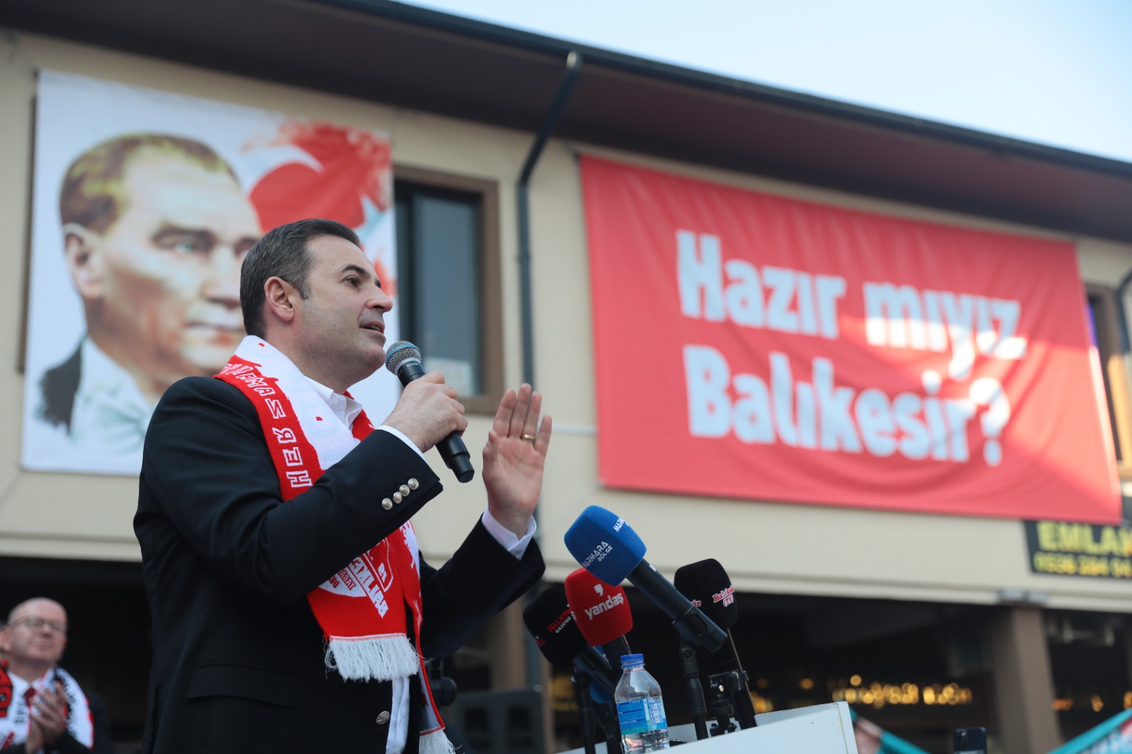 CHP Balıkesir Büyükşehir Belediye Başkan Adayı Ahmet Akın, çok sayıda