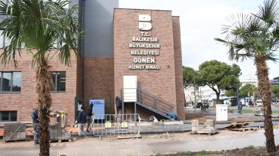 Büyükşehir Belediyesi, ilçenin kalbi konumundaki hizmet binasının da bulunduğu Cumhuriyet