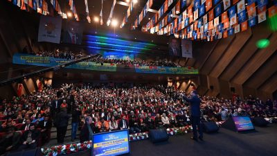 Cumhuriyet’in 100’üncü yılında 100 yeni projeyi açıklayan Büyükşehir Belediye Başkanı