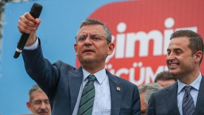 Bandırma’da miting düzenleyen Özgür Özel, Cumhuriyet Meydanı’nda İYİ Parti Balıkesir
