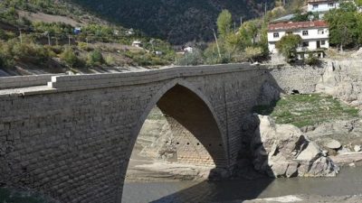 Yıllar boyunca sular altında kalan tarihi Torul Köprüsü yeniden keşfedilmeyi