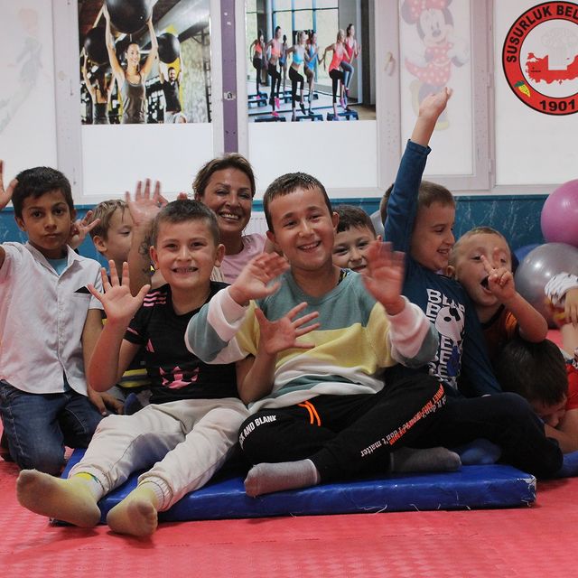 Susurluk Belediyesi, düzenlediği spor ve sanat kursları ile çocukların gelişimine