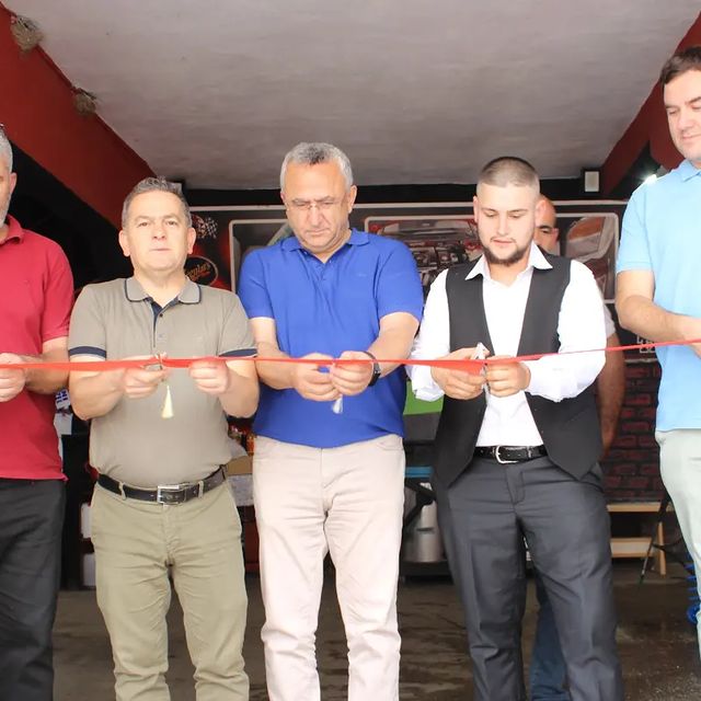 Susurluk’ta yeni bir işletme açıldı. Baran Oto Yıkama’nın açılışı gerçekleştirildi.