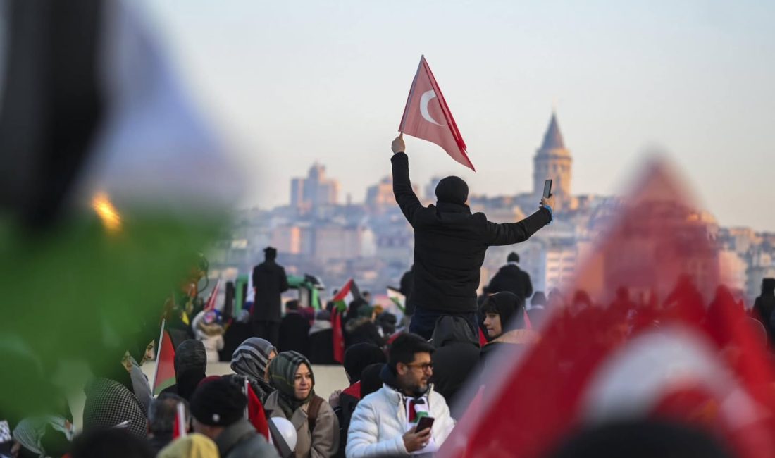 Balıkesir Milletvekili Mustafa Canbey, tarihi Emevi Camii’ni ziyaret etti. Ziyaret