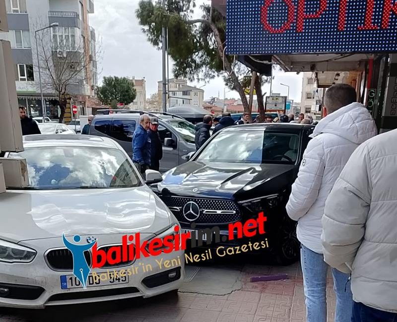 Balıkesir Devlet Hastanesi Önünde Zincirleme Kaza Balıkesir’in Altıeylül ilçesinde, bugün