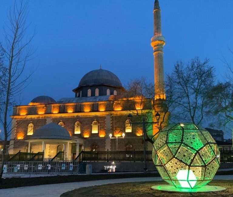 Balıkesir’de Cuma Coşkusu Balıkesir’in Karesi ilçesinde bulunan tarihi Zağnos Paşa
