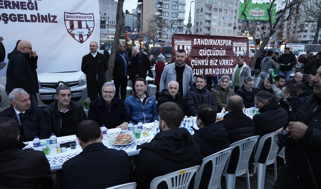 Bandırmaspor’da Geleneksel İftar Buluşması Bandırmaspor yönetimi, teknik ekibi ve taraftarlar,