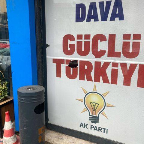 Burhaniye’de AK Parti İlçe Başkanlığı Hedef Alındı Balıkesir’in Burhaniye ilçesinde,