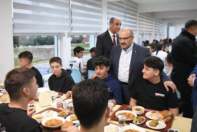 Vali Ustaoğlu’nun Öğrenci Buluşması Balıkesir Valisi İsmail Ustaoğlu, Ramazan ayının