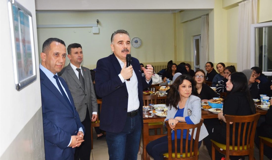 Edremit’te Ramazan Coşkusu Balıkesir’in Edremit ilçesinde görevli Kaymakam Ahmet Odabaş,