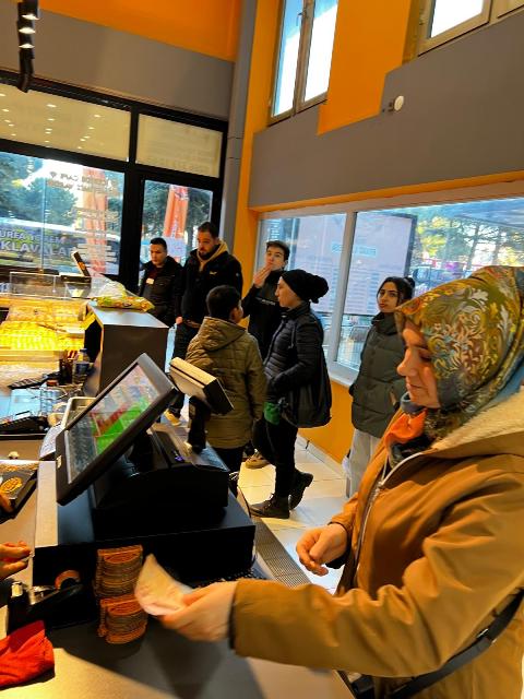 Şanlıurfa’dan Edremit’e Baklava Akını Balıkesir’in Edremit ilçesine Şanlıurfa’dan getirilen baklavalar,
