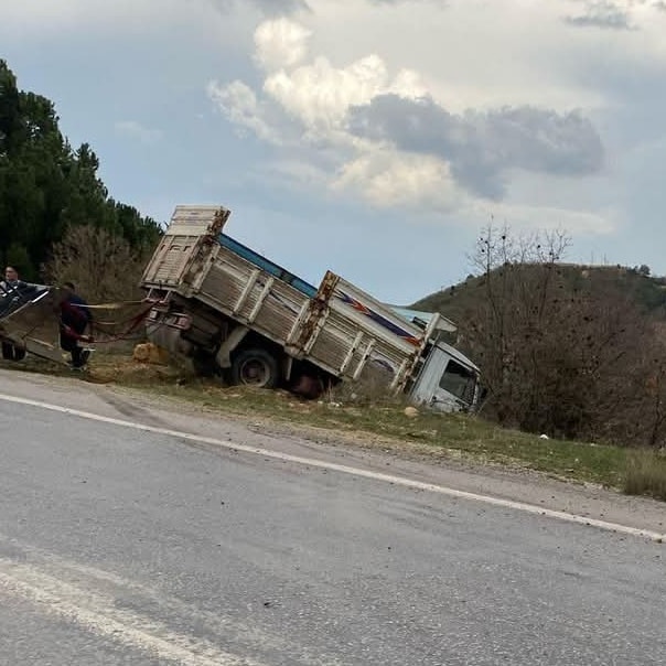 Balıkesir’de Korkunç Anlar: Kamyon Sürücüsü Ölümden Döndü Balıkesir’in Balya ilçesi