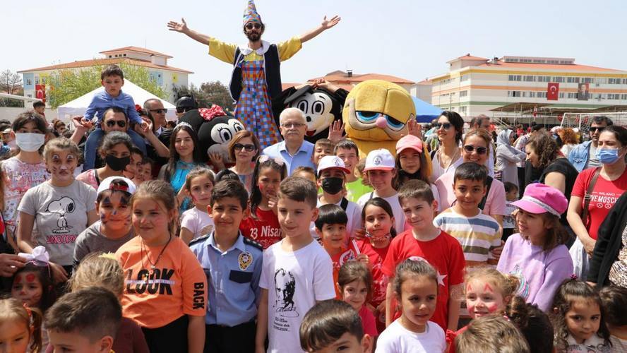 Burhaniye’de 23 Nisan Kutlamaları Renkli Anlara Sahne Oldu Balıkesir’in Burhaniye