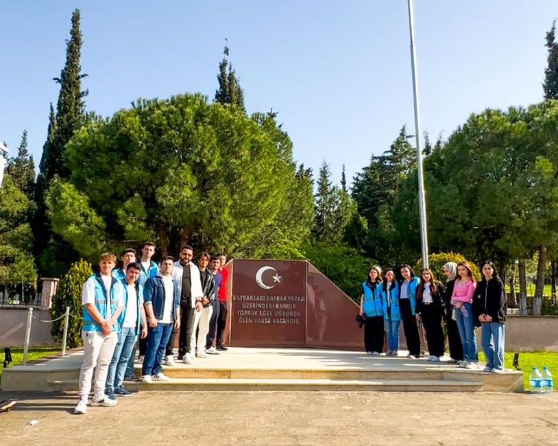 Gönen’de Üniversiteli Öğrencilerden Şehitliğe Anlamlı Ziyaret Gönen Şehitliği, 20 Nisan