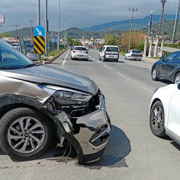 Balıkesir’in Edremit İlçesinde Kaza Balıkesir‘in Edremit ilçesinde meydana gelen trafik
