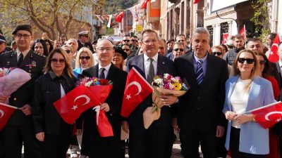 Ayvalık’ta Atatürk Anıldı Türkiye Cumhuriyeti’nin kurucusu Gazi Mustafa Kemal Atatürk’ün