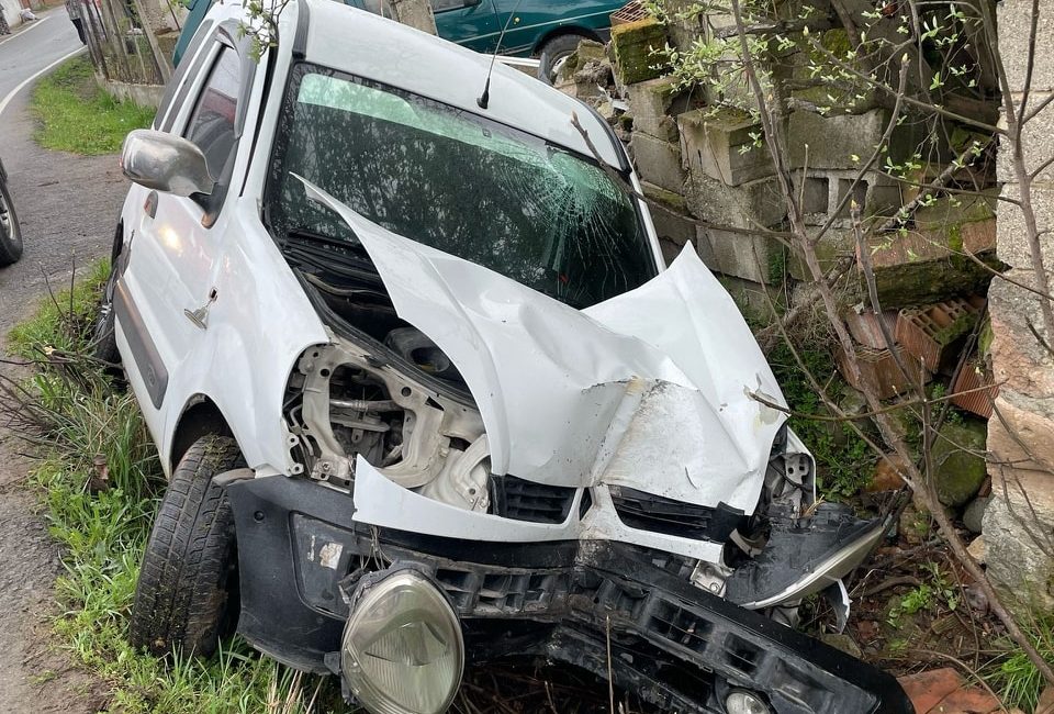 Balıkesir’de karaçepiş te sürücüsünün kontrol kaybı sonucu araç yoldan çıkarak