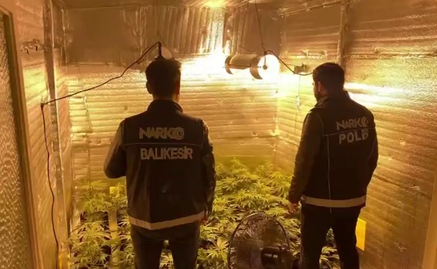 Balıkesir’de Uyuşturucu Operasyonu Balıkesir‘de gerçekleştirilen uyuşturucu operasyonunda bir şahıs gözaltına