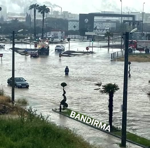 Balıkesir’de Beklenmedik Yağış Bandırma’da Felçetti Balıkesir’in güney kesiminde etkili olan
