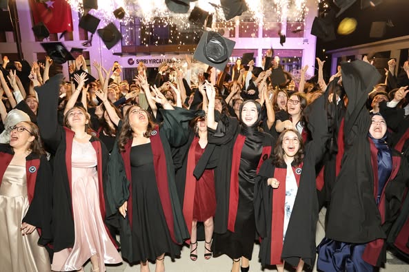 Sırrı Yırcalı Anadolu Lisesi’nde Duygusal Mezuniyet Töreni Balıkesir’in köklü eğitim