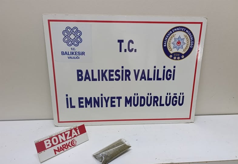 Edremit’te Uyuşturucu Ele Geçirildi Balıkesir’in Edremit ilçesinde uyuşturucu operasyonu gerçekleştirildi.