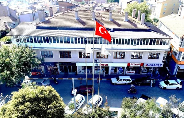 Dursunbey’de Tarihi Belediye Binası Yıkılıyor, Yerine Modern Meydan İnşa Edilecek
