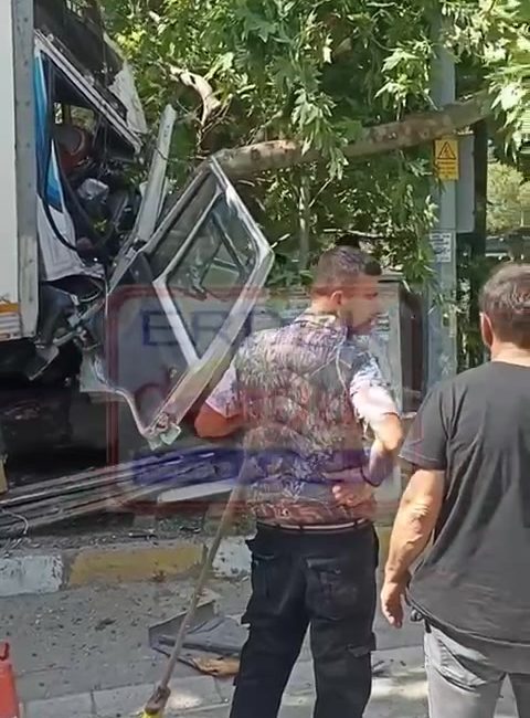 Erdek’te Kamyon Kazası: Ağaca Çarpan Araçta Hafif Yaralanmalar Erdek’te, sabah