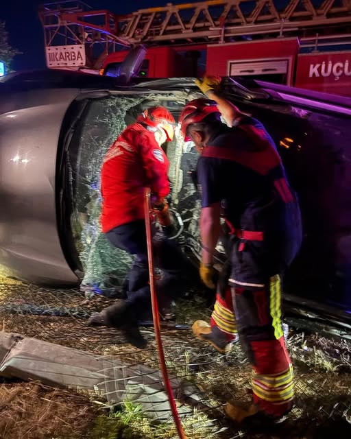 Edremit ilçesi Küçükkuyu yolunda meydana gelen trafik kazasında bir otomobil