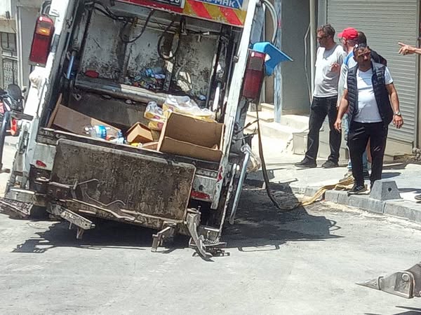 Erdek’te Yeni Asfaltlanan Yolda Çökme Balıkesir’in Erdek ilçesinde, kısa süre