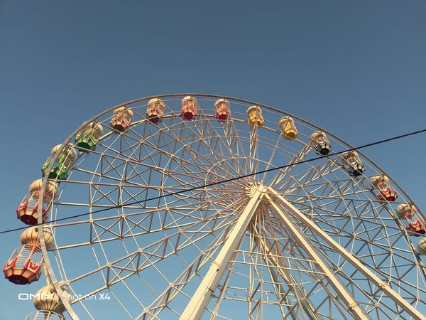 Akçay lunaparkında yaşanan elektrik kesintisi nedeniyle dönme dolapta mahsur kalan