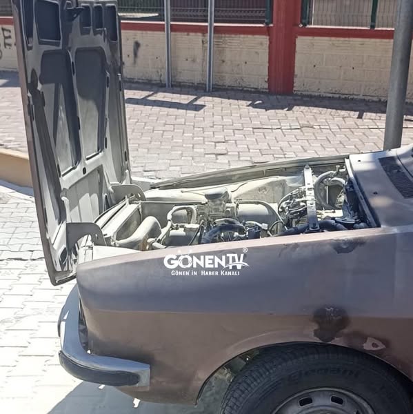 Gönen ilçesi Kurtuluş Mahallesi Işık Caddesi’nde seyir halindeki bir araçtan