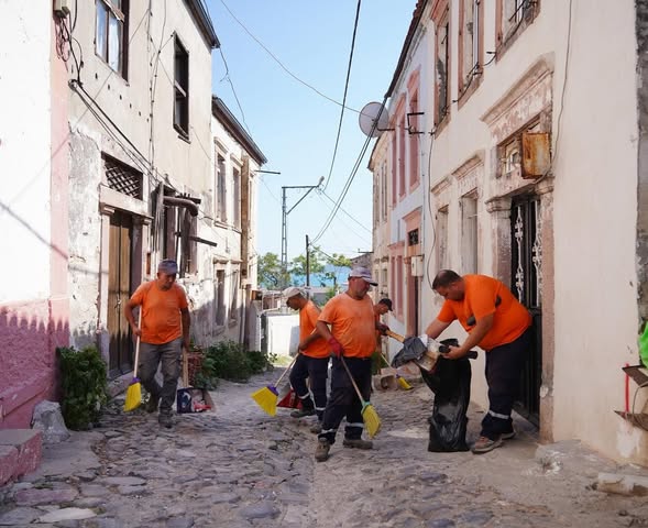 Ayvalık’ta çevre temizliği çalışmaları devam ediyor. Çalışmalar kapsamında ilçe genelinde