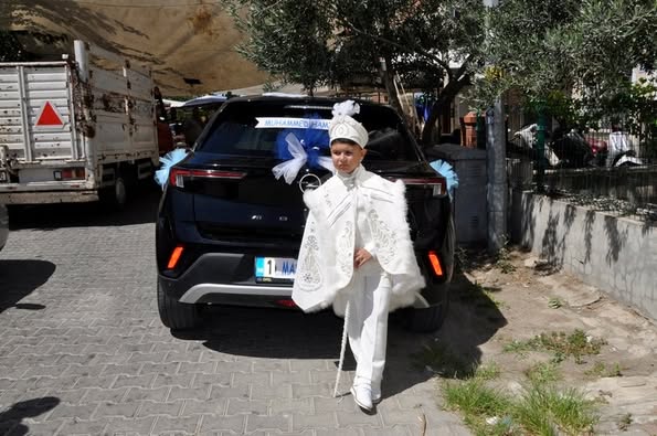 Edremit’te Gelenekler Yaşatıldı Balıkesir’in Edremit ilçesinde, Muhammed Hamza’nın sünnet düğününde