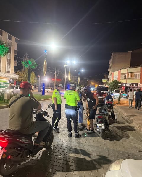 Gönen İlçe Emniyet Müdürlüğü ekipleri, gece saatlerinde Plevne Meydanı’nda trafik