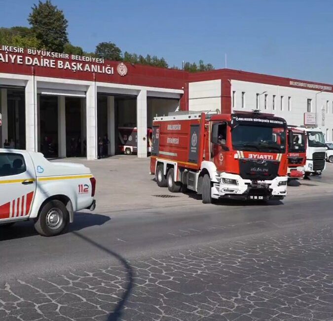 Balıkesir Büyükşehir Belediye Başkanı Ahmet Akın, Sakarya’daki yangın söndürme çalışmalarına