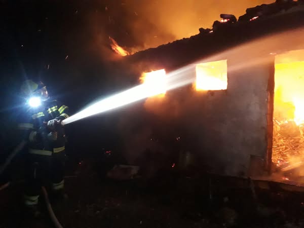 Balıkesir’in Savaştepe ilçesinde çıkan yangın, bir damda maddi hasara yol