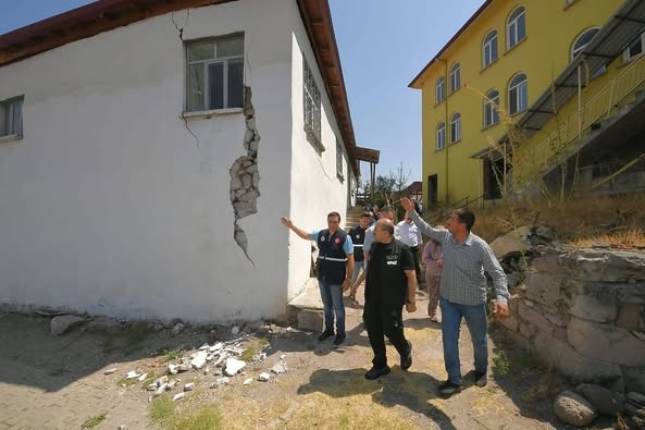 Balıkesir’in Sındırgı ilçesinde yaşanan depremin ardından Kozlu Mahallesi’nde hasar tespit
