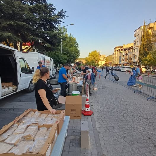 Bigadiç merkezli Çolakoğlu Yemek, depremden etkilenen Sındırgı ilçesi için anlamlı
