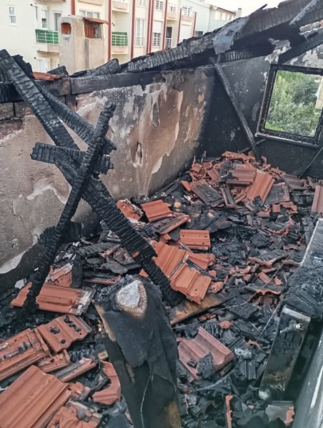 Balıkesir’in Burhaniye ilçesinde meydana gelen yangın sonucu bir ev kullanılamaz