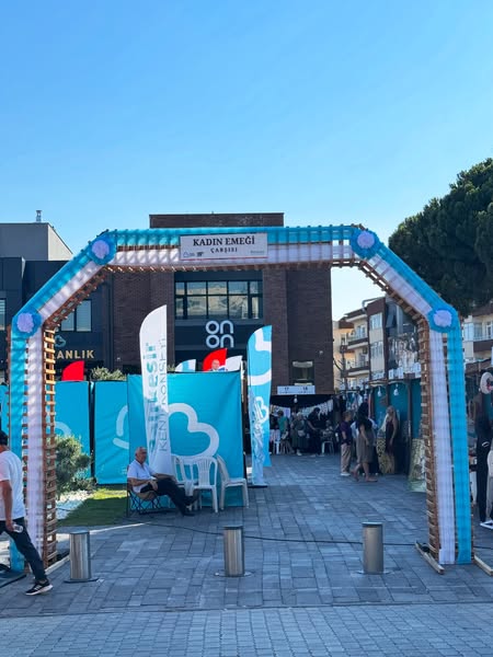 Gönen ilçesinde, Cumhuriyet Meydanı’nda kurulan Kadın Emeği Çarşısı, vatandaşların ilgisini