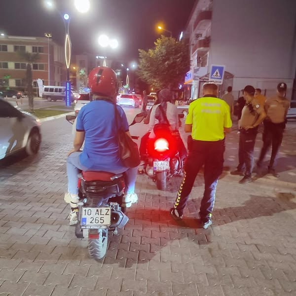 Gönen ilçesinde trafik ekipleri, Plevne Meydanı ve Halk Eğitimi Merkezi