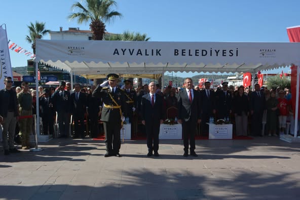 Ayvalık ilçesinde, Zafer Bayramı’nın 103. yıl dönümü çeşitli etkinliklerle kutlandı.