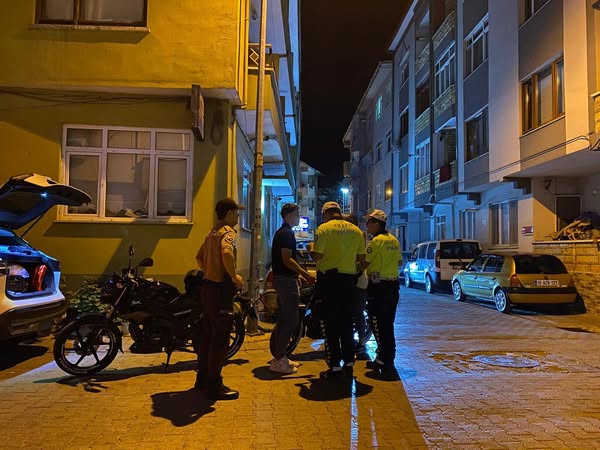 Gönen’de polis ekipleri, Halk Eğitim Merkezi önü ve Pazar Caddesi