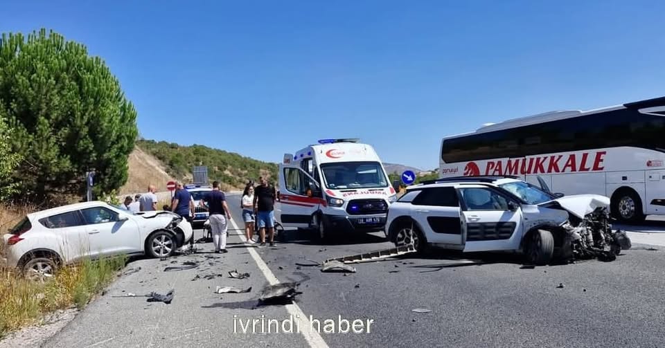 Balıkesir’in Edremit ilçesi yönünde seyir halindeki iki otomobil, Naipli kavşağında