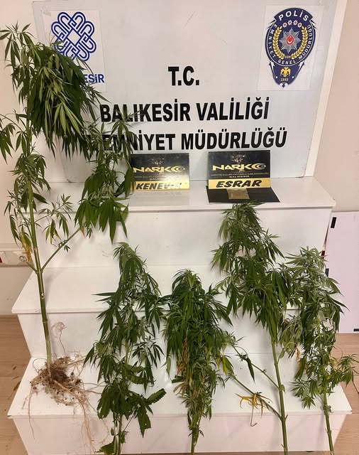 Balıkesir’de narkotik ekiplerinin düzenlediği operasyonlarda, uyuşturucu madde bulunduran 2 şüpheli