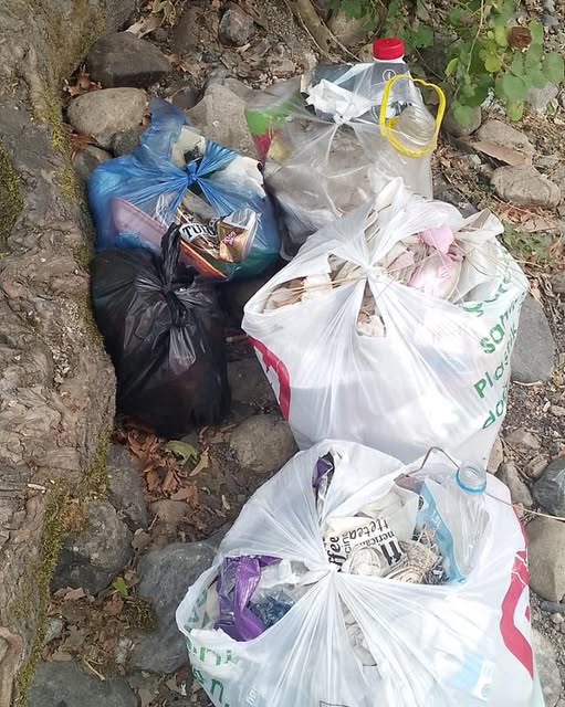 Gönen’de bir vatandaş, çay boyunda biriken çöp ve pislikleri temizleyerek